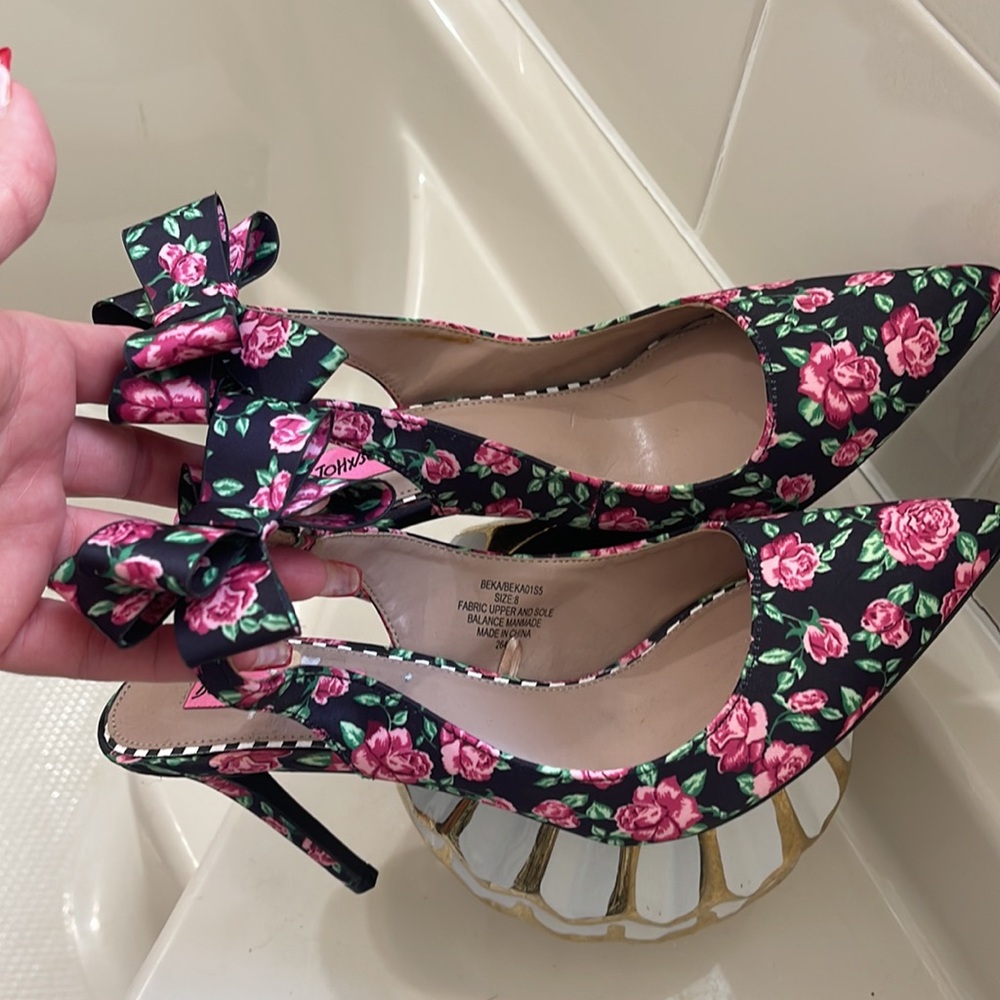 Host Pick๐๐๐Gorgeous pink roses Betsy Johnson heels ๐ธ๐ธby viviglam ๐ท - Picture 8 of 11